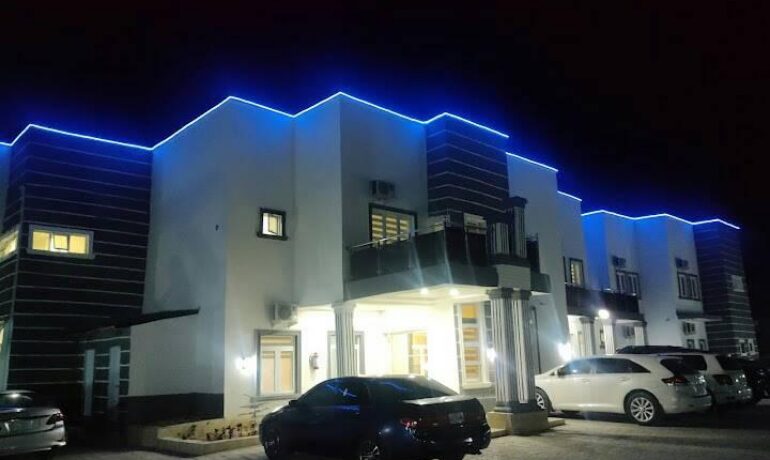 WhiteHill Luxury Hotel, Apartments & Suites