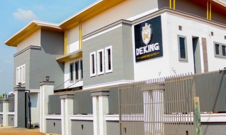 DEKING LUXURY & SUITES