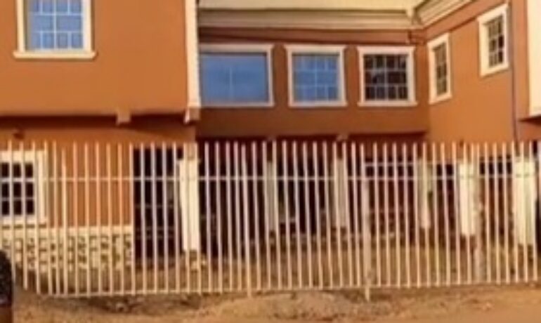 AkorKriss – AROSKE GUEST HOUSE