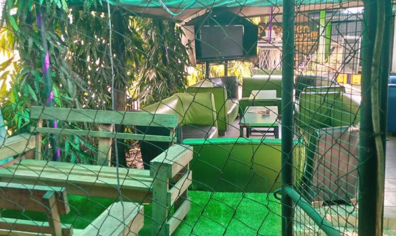 Baileyz Hotel Garden Lounge