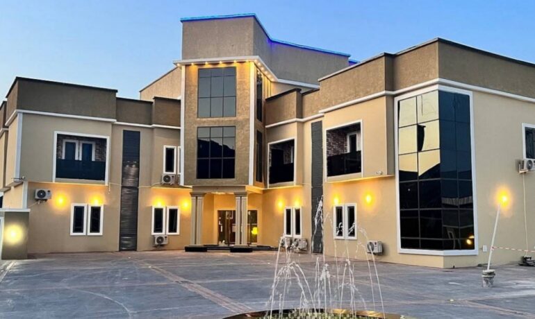 Clique Court Hotel & Suite