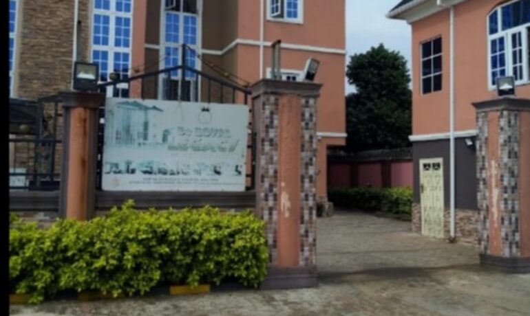 De Royal Legacy Hotel and Suites