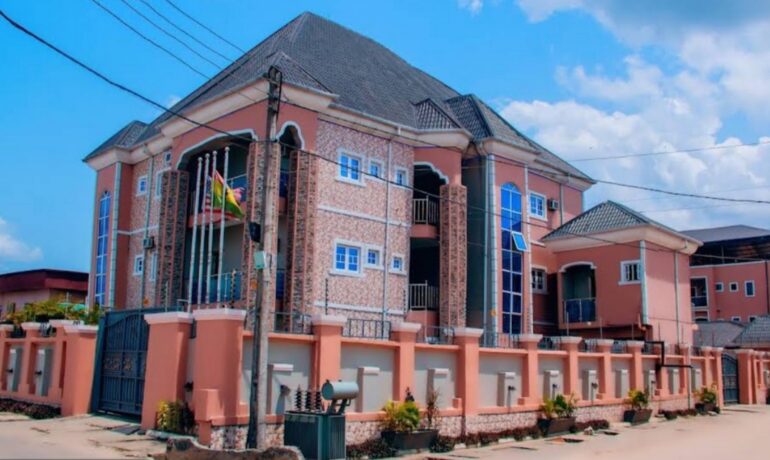 Vic & J Lounge and Hotel Sapele