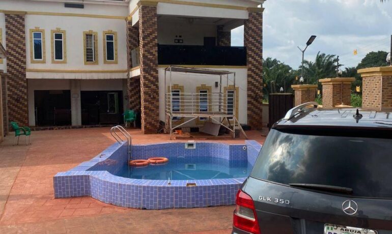 EKE’S HOTEL AND SUITES