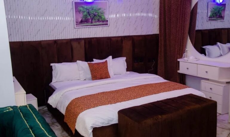 Size 99 Apartment and Suites